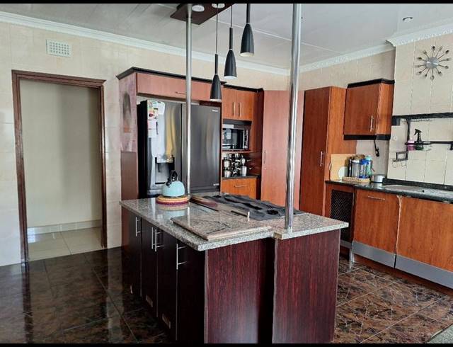 4 BEDROOM HOUSE FOR SALE IN CRAIGIEBURN